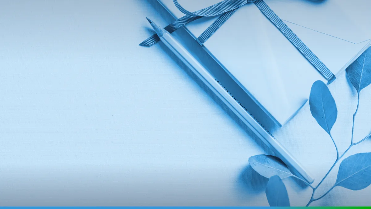 PW Host - Hospedagem de Sites Vitalícia e Sem Mensalidade Pilha de envelopes brancos amarrada com fita, um lápis e um ramo de folhas sobre uma mesa clara.