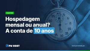 Hospedagem mensal ou anual? A conta de 10 anos. Foto: cronômetro de bolso prateado na palma de uma mão.