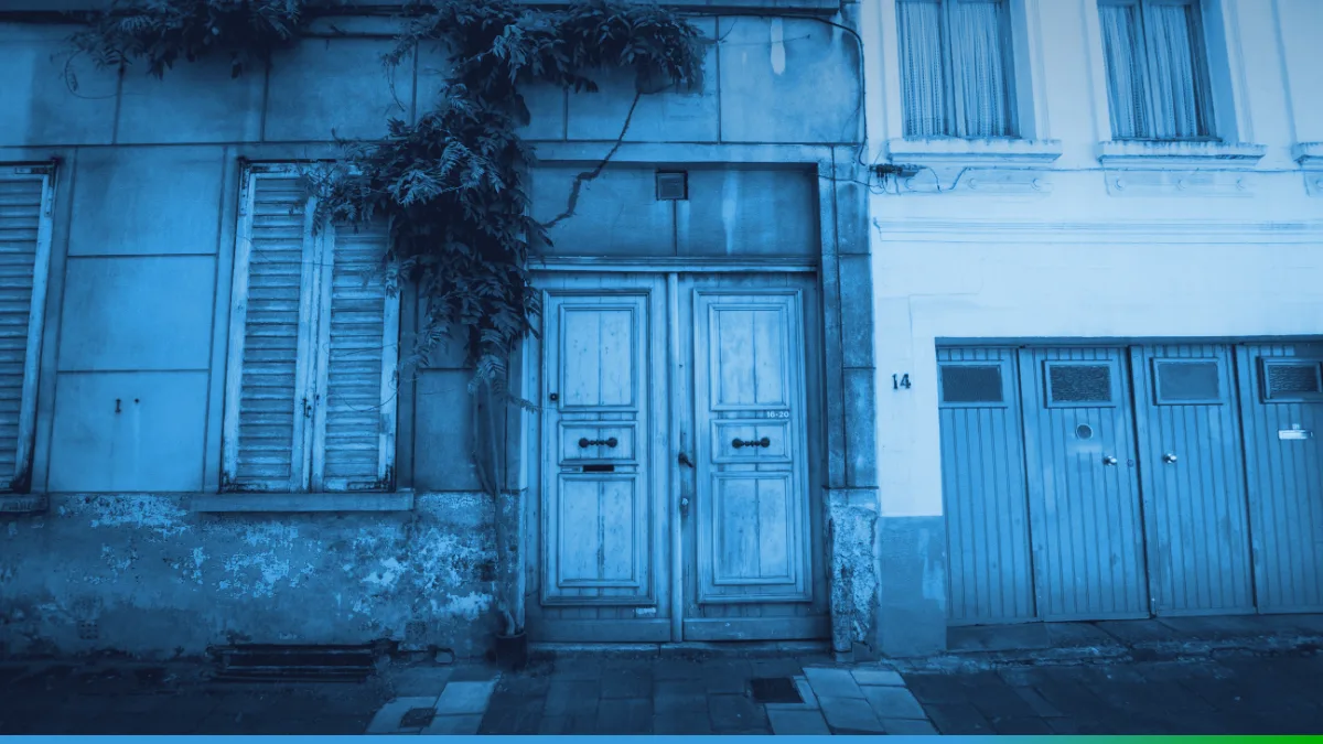 PW Host - Hospedagem de Sites Vitalícia e Sem Mensalidade Fachada de rua com uma porta dupla de madeira, numerada 16-20, ao lado de um portão de garagem com o número 14.